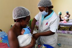 南西部にある病院で、生後11日の娘に授乳する母親。(カメルーン、2021年2月撮影)