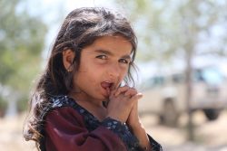 400世帯以上の家族が避難するカブールの高校に滞在している女の子。(2021年8月14日撮影)
