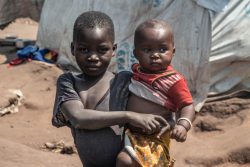 武装勢力の攻撃によりタンガニーカ州の村からKalemie近くの国民避難民キャンプに逃れた子どもたち。(コンゴ民主共和国、2021年7月撮影)