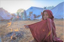 Chagni国内避難民キャンプの中で、火にあたり暖をとる10歳のハヤットさん。(エチオピア、2021年2月撮影)