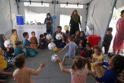 400世帯以上の家族が避難するカブールの高校に、ユニセフの支援で設置された「子どもにやさしい空間」で、レクリエーションに参加する子どもたち。(2021年8月14日撮影)