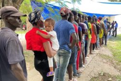 南西部のレカイ(Les Cayes)で、ユニセフ支援物資の衛生キットを受け取るため、列に並ぶ人たち。(2021年9月1日撮影)