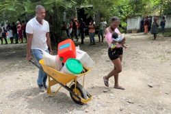 ユニセフの衛生キットを受け取った家族。(2021年9月1日撮影)