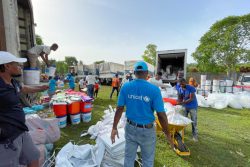 人々に配布されるユニセフの衛生キットには、家庭用の水処理製品、石けん、貯水器、手洗い用具、生理用ナプキンが含まれている。(2021年8月29日撮影)