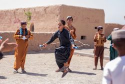 ヘラートの国内避難民キャンプにあるユニセフの子どもに優しい空間で、レクリエーションに参加し心理社会的支援を受ける子どもたち。(2021年9月1日撮影)