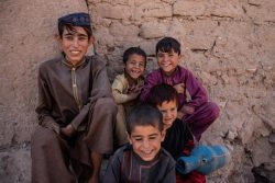 ヘラートにある国内避難民キャンプに滞在する子どもたち。(2021年8月30日撮影) 