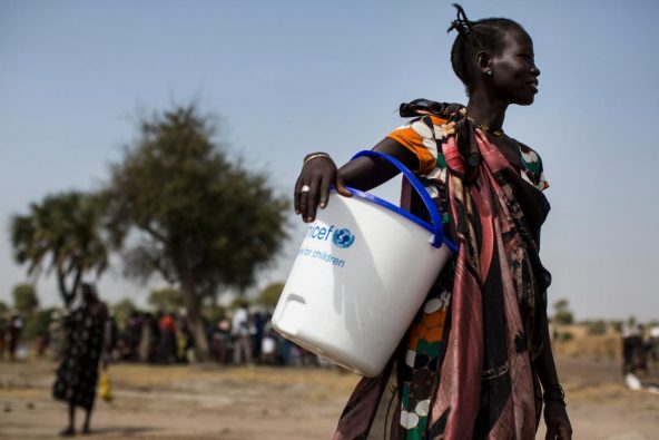 南スーダンのユニティ州の村で、ユニセフの支援物資のバケツを持つ女性。