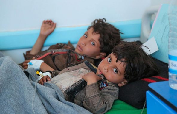 イエメンのサヌアにある病院で、コレラの治療を受ける子どもたち。