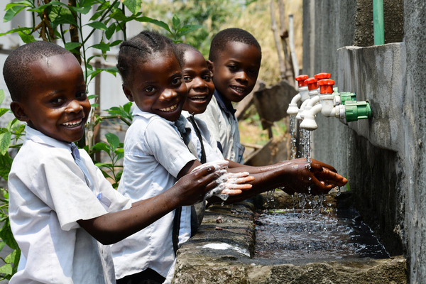 首都キンシャサにある学校で、手を洗う子どもたち。(コンゴ民主共和国、2021年8月撮影)