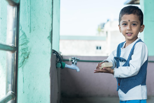 祖父母の家で、昼食を食べる前に石けんを使って手を洗う3歳のアラブちゃん。(ネパール、2021年9月撮影)