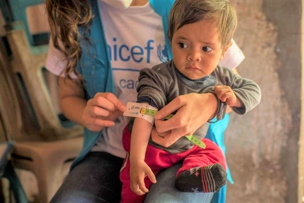 ユニセフのスタッフにより、上腕計測メジャーを用いた栄養不良の検査を受ける生後5カ月のルイスちゃん。(グアテマラ、2021年9月1日撮影)