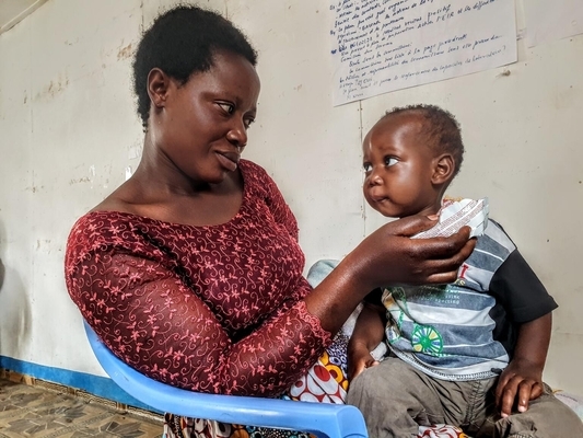北キブ州の保健センターで、栄養不良の治療を受ける1歳のエフライムちゃん。(コンゴ民主共和国、2021年10月5日撮影)