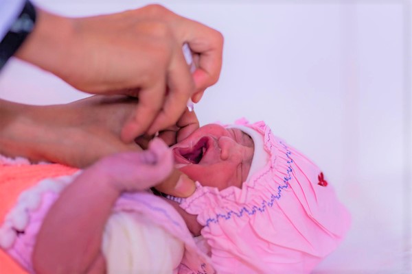 ヘラートの保健センターで、ユニセフが支援する新生児医療ケアの一環として、ポリオワクチンの投与を受ける生後5日目のスラーヤちゃん。(2021年8月撮影)