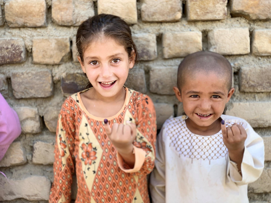 カンダハールで行われたポリオの予防接種キャンペーンで、ワクチンを受けた印を小指の爪につけてもらった子どもたち。(2020年10月撮影)