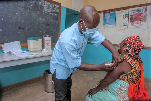 保健センターで1回目のCOVID-19の予防接種を受ける65歳のアニェスさん。(マラウイ、2021年6月撮影)