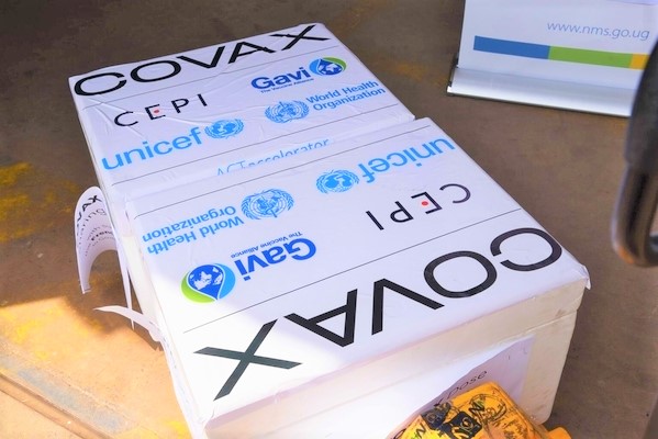 COVAXを通じて届いたアストラゼネカ製のCOVID-19ワクチン。(ウガンダ、2021年6月撮影)