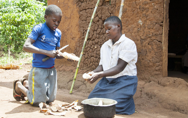 母親と昼食の準備をする12歳のマイコさん。(ウガンダ、2021年9月撮影)