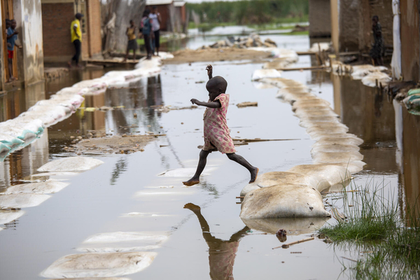 浸水した道で遊ぶ子ども。洪水の被害により、この地域では1年で5万人以上が国内避難民になった。(ブルンジ、2021年3月撮影)