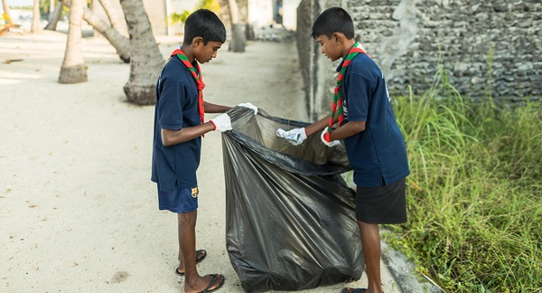浜辺でゴミ拾いをする子どもたち。(モルディブ、2021年10月撮影)