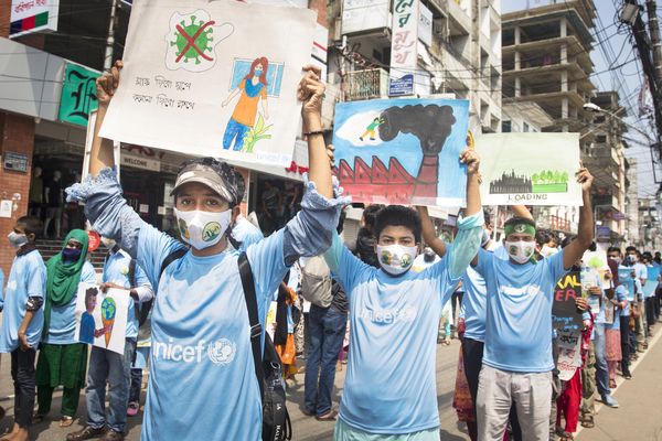 バリサルで行われた、気候変動に対する行動を促す抗議活動に参加する若者たち。(バングラデシュ、2021年9月撮影)