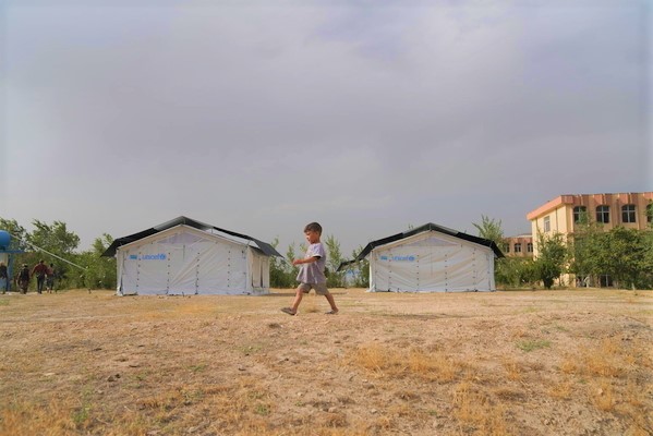 クンドゥズ州、サーレポル州、タカ―ル州から避難してきた400世帯以上の家族が生活するカブール市内の高校で、ユニセフが設置しているテントのそばを歩く子ども。(2021年8月撮影)※本文との直接の関係はありません