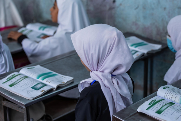 小学1年生から高校3年生までの女子生徒が通うMawlana Hatefi女子学校で、授業を受ける女の子たち。(2021年9月撮影)