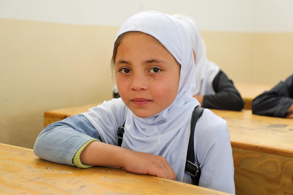 学校の教室に座る9歳のアジーザさん。(2021年4月撮影)