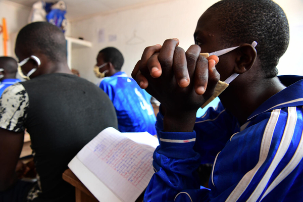 拘置所内にユニセフ支援で設置された教室で、授業を受ける子どもたち。(カメルーン、2021年2月撮影)