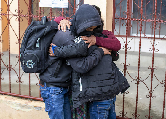 米国から強制送還され、再開した家族と抱き合う男の子。メキシコと米国の国境で拘束されている子どもの数は増加している。(グアテマラ、2020年9月撮影)