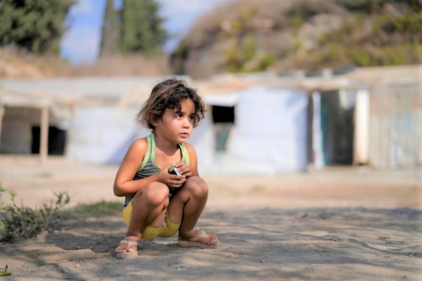 道でしゃがみこむ4歳のダラルちゃん。レバノンの深刻な危機により、空腹のまま眠ったり最低限の保健ケアを受けられなかったりする子どもたちが増えている。(2021年10月26日撮影)