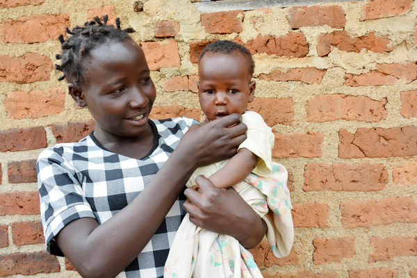 HIV母子感染予防の妊産婦ケア支援を受ける母親のシャディアさん。母親はHIVと共に生きているが、抗レトロウィルス薬治療を受けたことにより生後3カ月の子どもは陰性だった。(ウガンダ、2021年10月6日撮影)