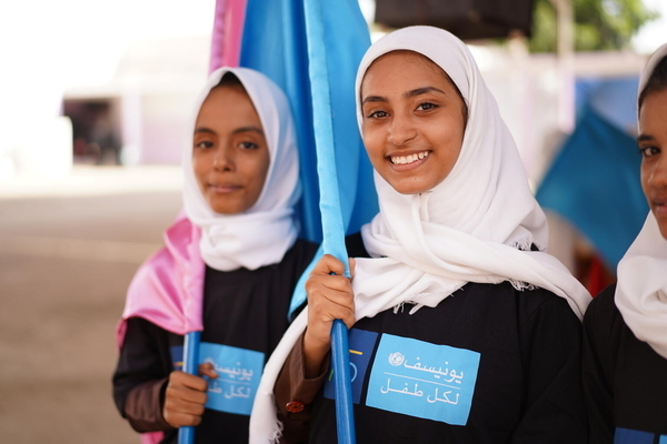アデンのアル・シャーブ(Al Sha'ab)の学校で行われた「世界子どもの日」のイベントに参加する子どもたち。(イエメン、2021年11月15日撮影)