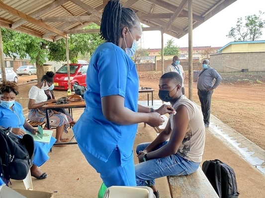 首都リロングウェの病院でおこなわれた、COVID-19予防接種の様子。(マラウイ、2021年11月1日撮影)
