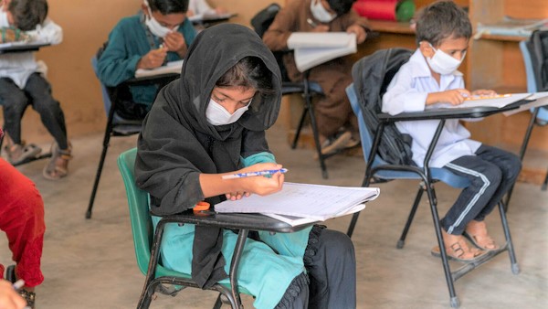 教室で授業を受ける子どもたち。(パキスタン、2021年9月撮影)