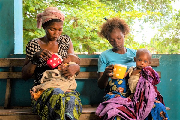 ツォポ州にある総合病院で、ユニセフの治療用ミルクを飲む重度の栄養不良の子どもたち。(コンゴ民主共和国、2021年11月3日撮影)