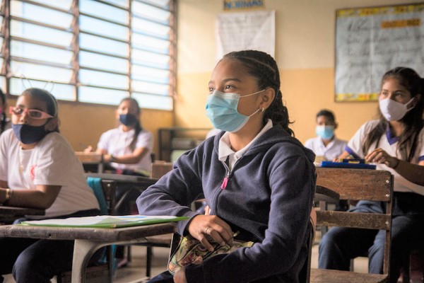 首都カラカスの困難なコミュニティに位置する学校で、約20カ月ぶりに教室に戻ってきた子どもたち。(ベネズエラ、2021年10月撮影)