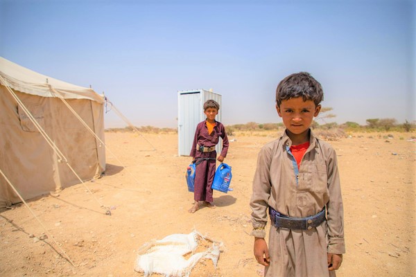 ジャウフ県(Al-Jawf)の国内避難民キャンプに滞在する12歳のアリくんと6歳のモハマドくん兄弟。(イエメン、2021年6月撮影)