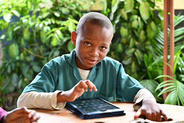 首都ヤウンデの公立学校で、タブレットを使って授業を受ける男の子。(カメルーン、2021年11月2日撮影)