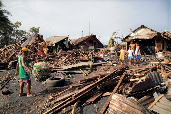 海岸沿いのレイテ州・ドラグ(Dulag)で、台風オデットによって破壊された家屋から、荷物を取り出す住民たち。(2021年12月17日 AFP撮影)