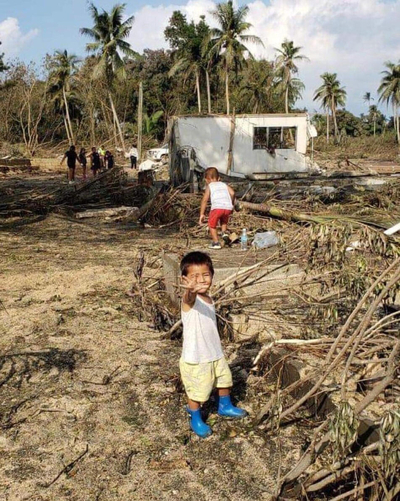火山噴火と津波の被害にあったトンガタプ島にいる子どもたち。(トンガ、2022年2月20日撮影)