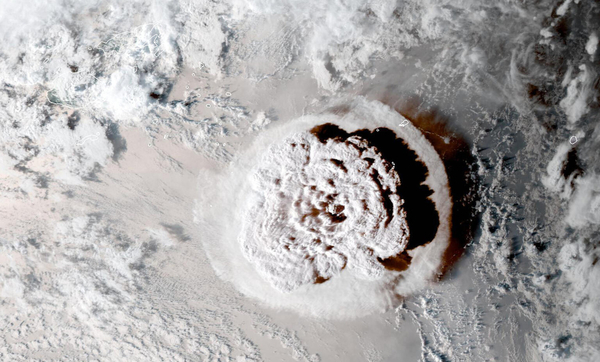 フンガ・トンガ フンガ・ハアパイ火山が噴火した様子の衛生画像。(トンガ、2022年1月15日撮影)