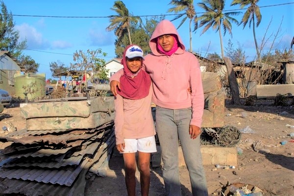 火山噴火と津波の被害にあった11歳のモウイさん。津波により家の中のものは流されしまった。(2022年1月22日撮影)