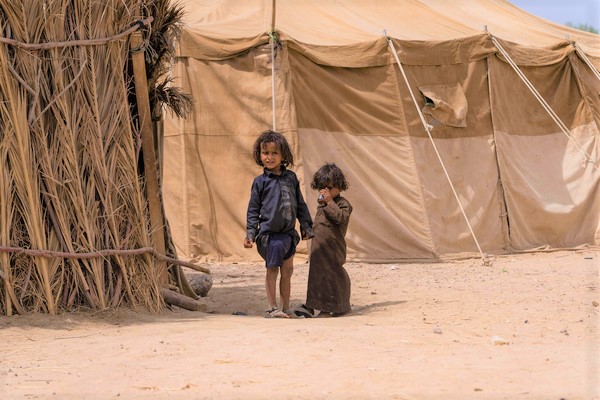マリブにある国内避難民キャンプにいる子どもたち。(2021年10月撮影)