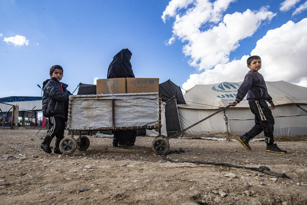 北東部のアルホル難民キャンプで、ユニセフの支援により冬服を受け取った子どもたち。(2021年2月撮影)