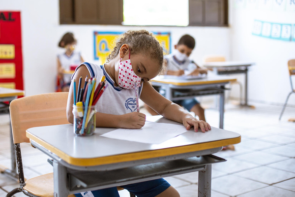 北東部リオグランデ・ド・ノルテで、再開初日の学校に登校した6歳のローラさん。(ブラジル、2021年3月撮影)