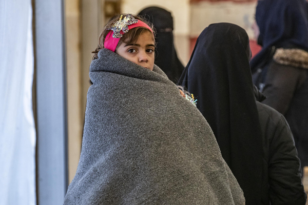 北東部のアルホル難民キャンプで、毛布に包まる女の子。(2021年1月撮影)※本文との直接の関係はありません