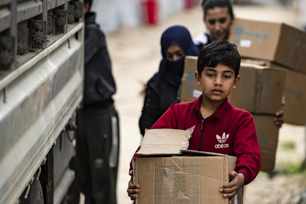 北東部のロジ難民キャンプで、ユニセフの支援により冬服を受け取った12歳のアフマドくん。(2021年2月撮影)※本文との直接の関係はありません
