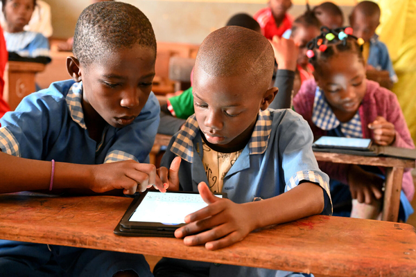 首都ヤウンデの公立学校で、タブレットを使って授業を受ける子どもたち。(カメルーン、2021年11月撮影)