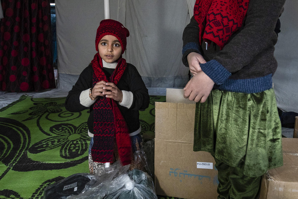 北東部のアルホル難民キャンプで、ユニセフの支援により冬服を受け取った子ども。(2021年2月撮影)