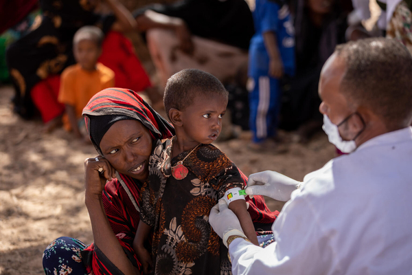 上腕計測メジャーを使い栄養状態のチェックを受ける2歳の女の子。下痢と嘔吐の症状があり治療を受けている。(エチオピア、2022年1月20日撮影)